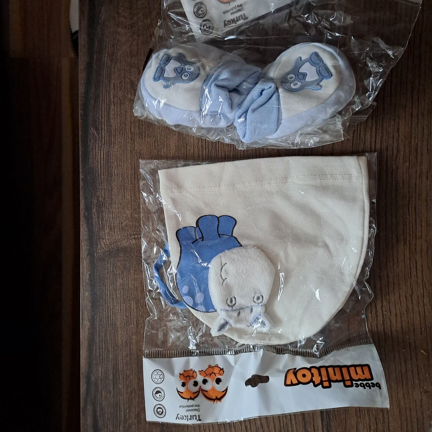 Komplet czapeczka plus skarpetki dla chłopczyka