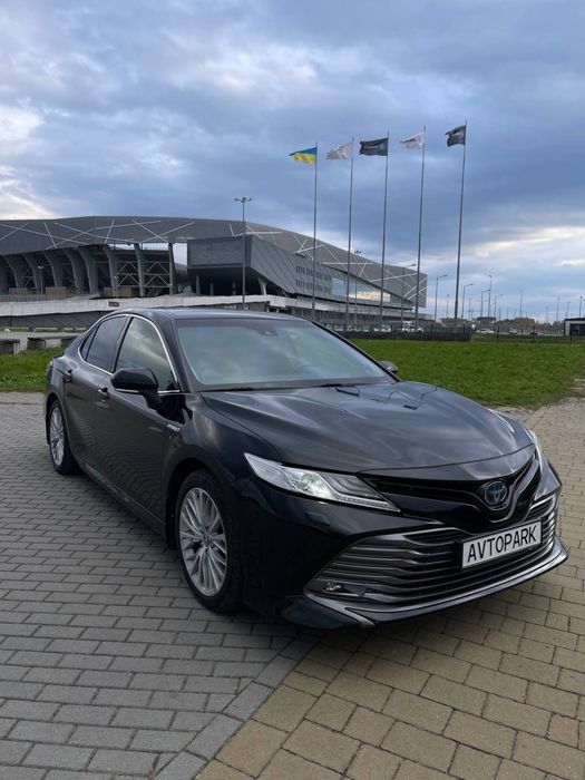 Оренда преміум авто -Toyota Camry 70 Hybrid