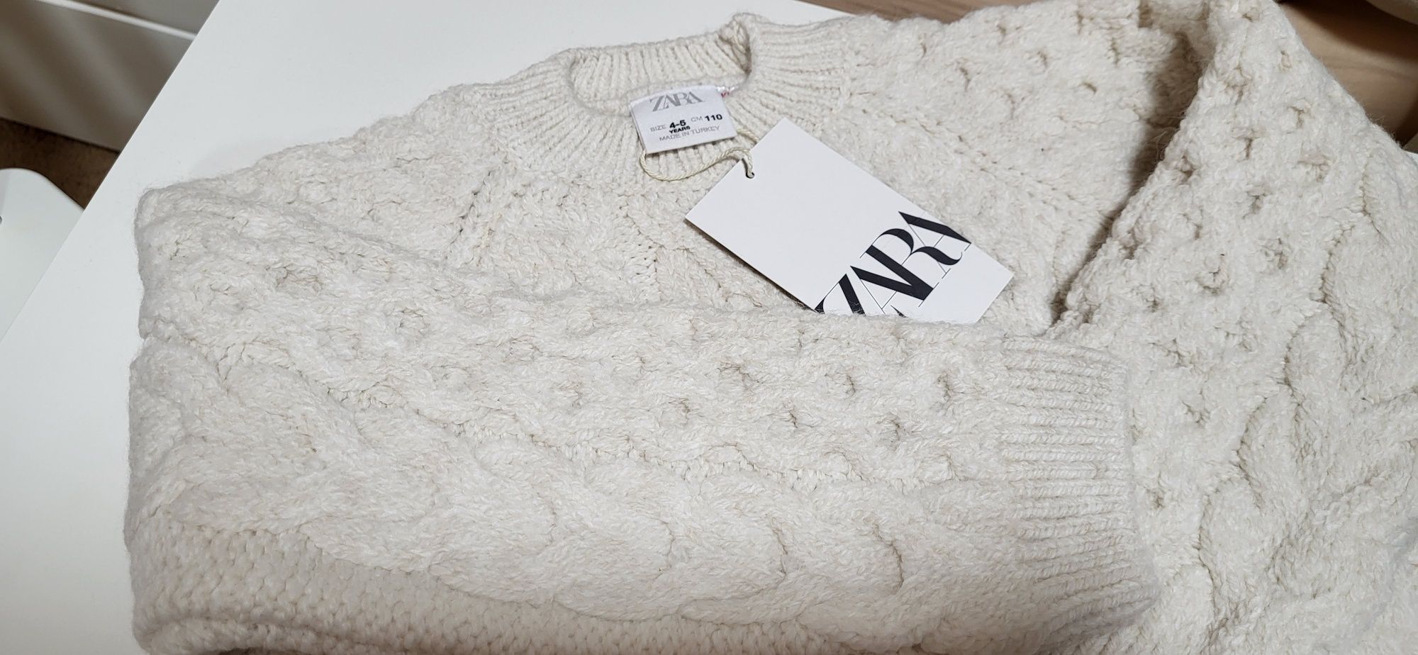 Белый новогодний свитер Zara и лосины. Новогодний костюм. Размер 110