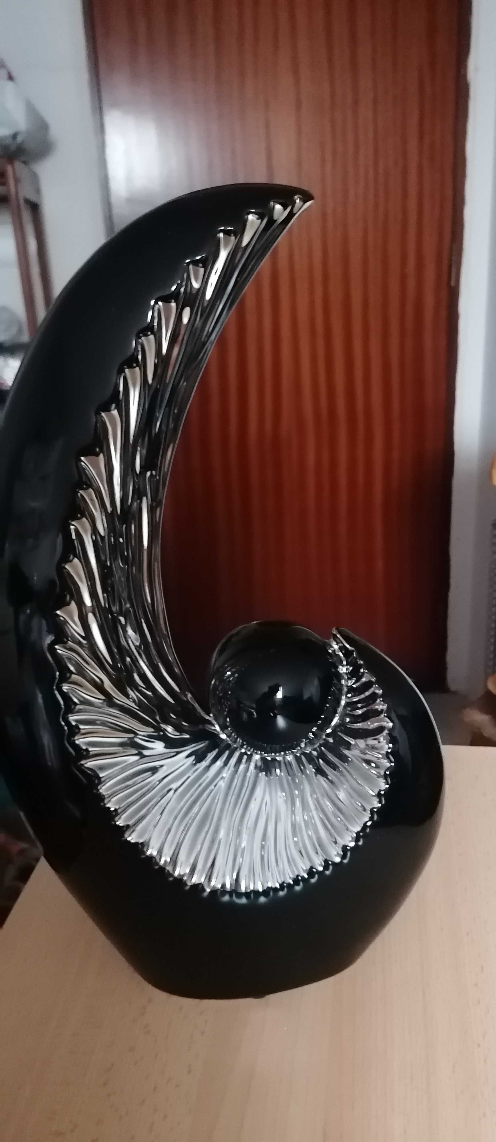 Peça decorativa preta e prateada