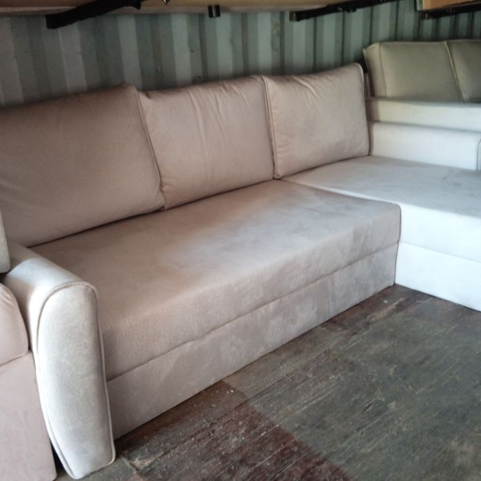 Beżowy narożnik z funkcją spania