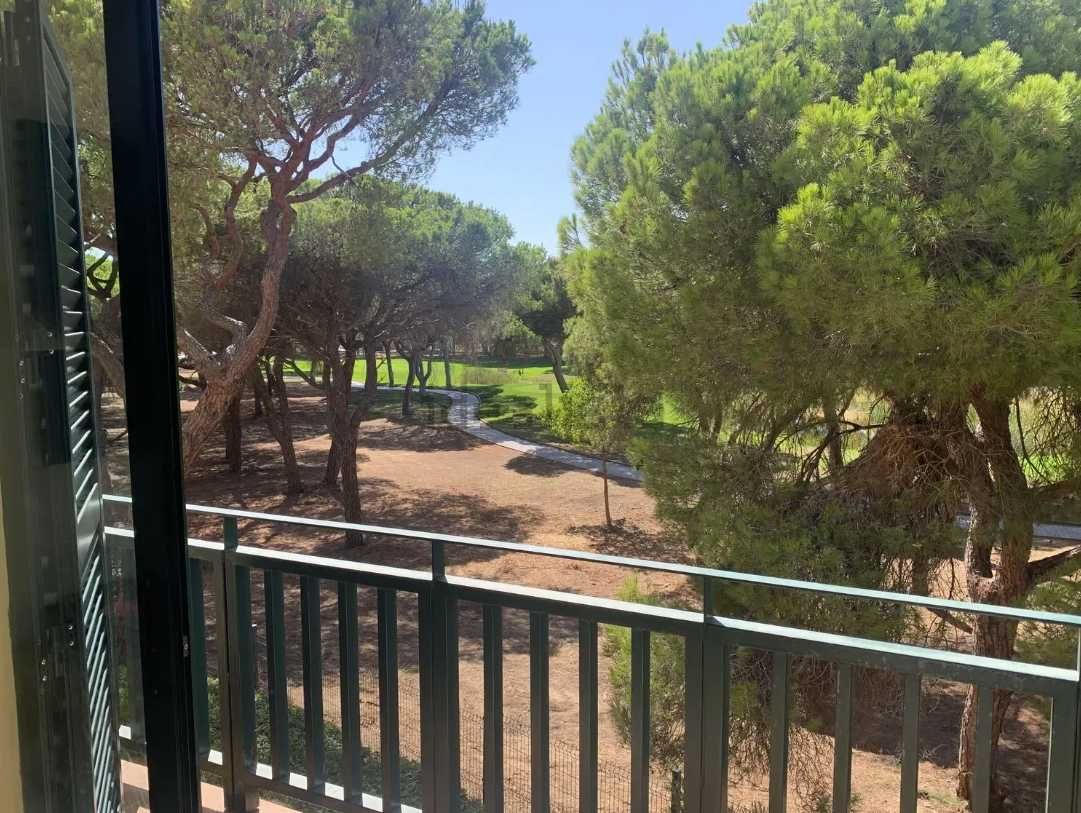 Para Alugar – Apartamento Moderno com Vista para o Golfe