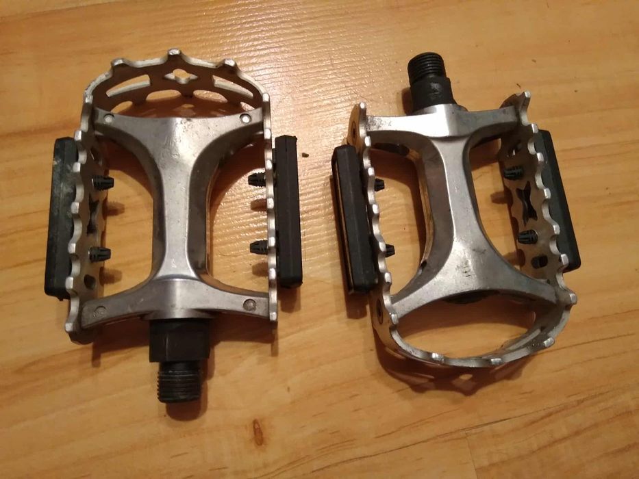Metalowe pedały rowerowe.