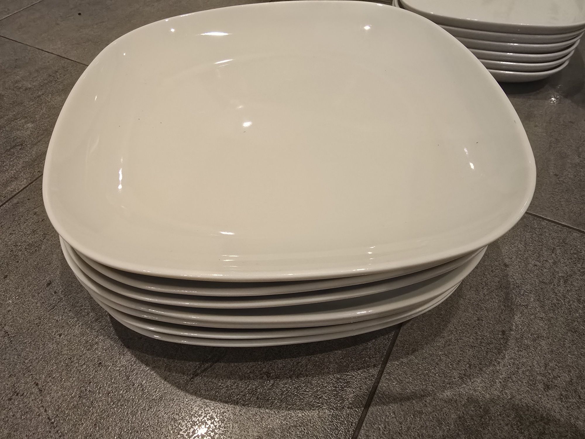 Ikea talerzy serwis  Vardera zestaw uzywany okazjonalnie stan bdb