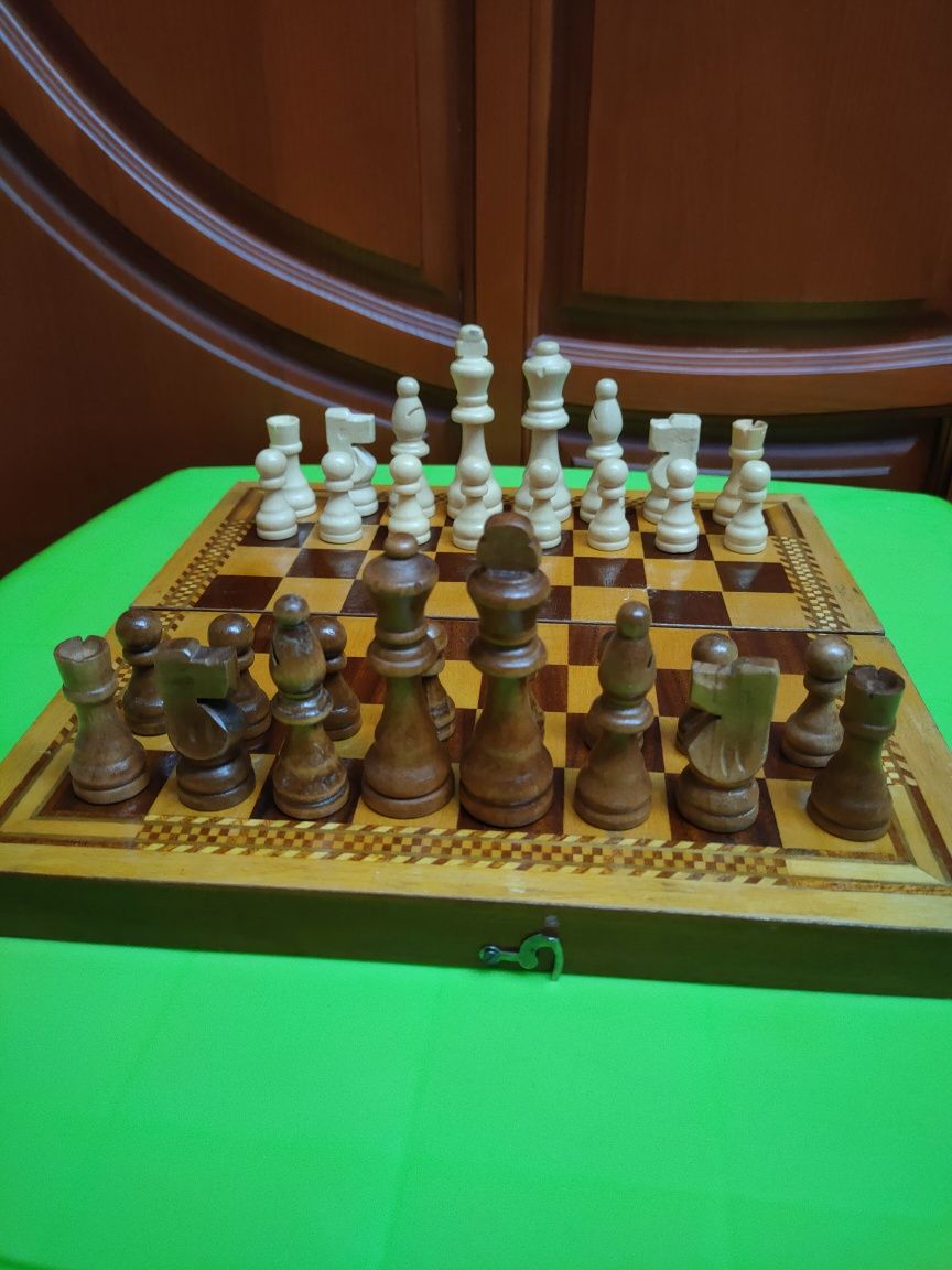 Хороший комплект деревянный шахматы. Доска 30х30 см. С инкрустацией.