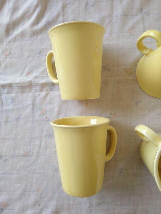 Conjunto de 4 canecas amarelas