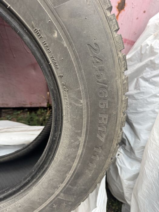Продам зимнюю резину Kumho 245.65 r17