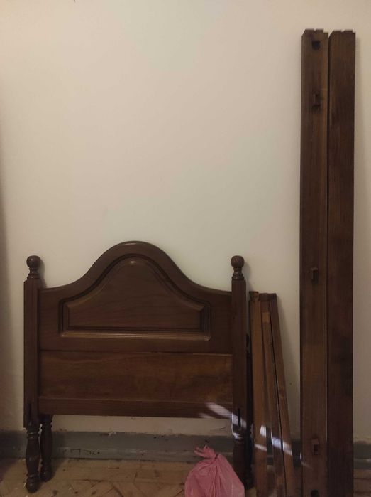 cama de solteiro+ mesa de cabeceira
