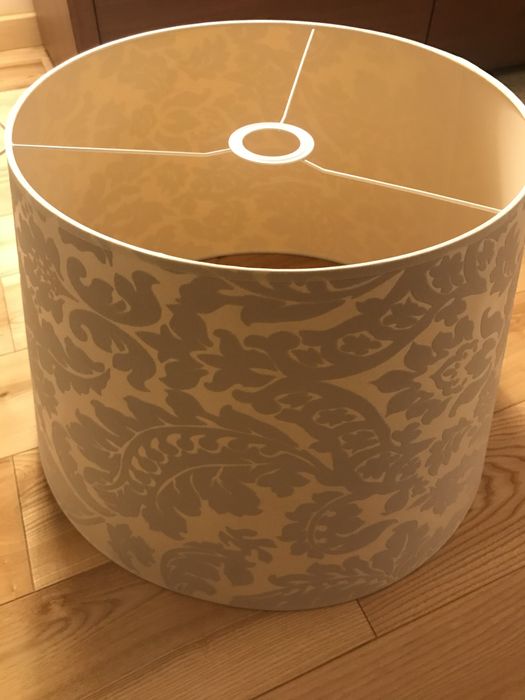 Lampa wisząca z kloszem do sypialni.