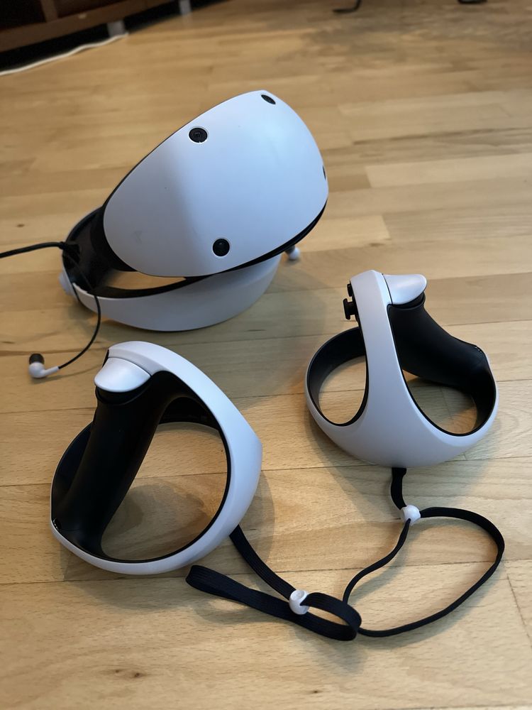 Продаю VR-гарнітуру PlayStation VR2 + контролери Sense