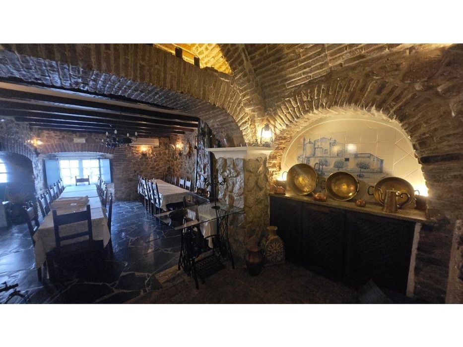 Moradia T3, com Restaurante no R/C, muito perto de Évora