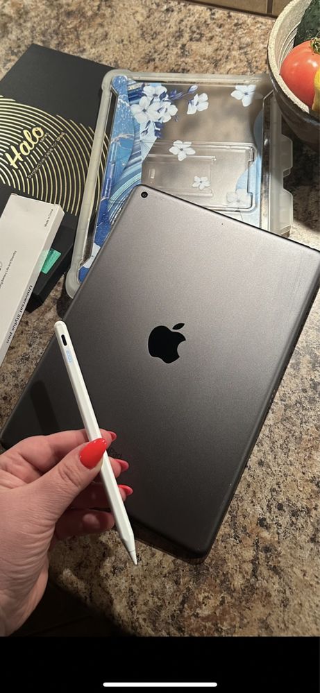 Tablet iPad Apple Retina 10” — iOS 18.5 —- PROCREATE