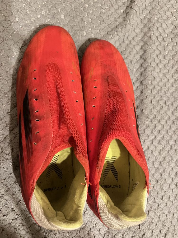 Buty piłkarskie (korki / turfy) + Ochraniacze na piszczele za darmo