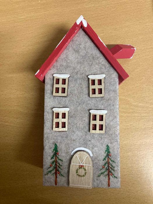 Casa de Natal decorativa em feltro e madeira