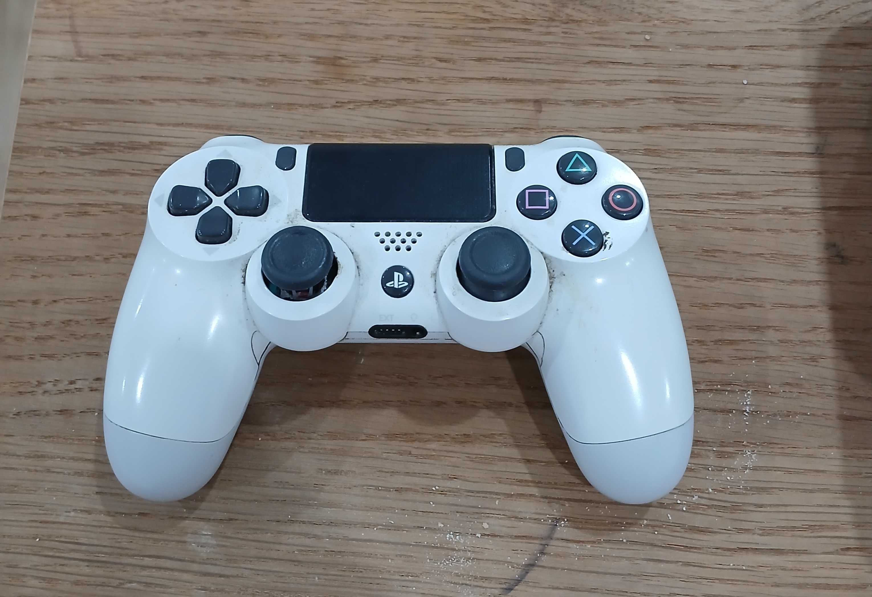 COMANDO ORIGINAL PS4. Com defeito no analógico esquerdo.