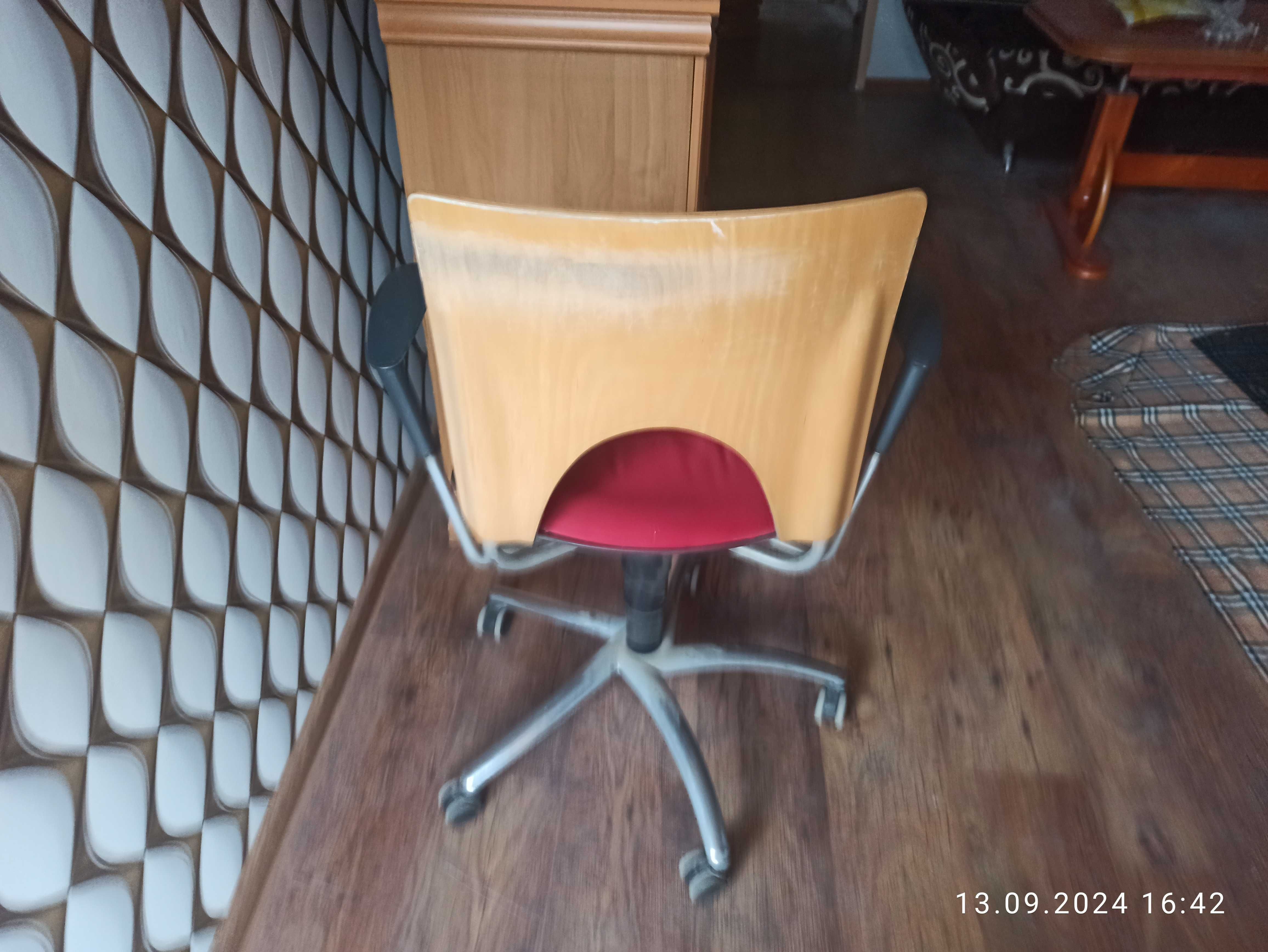 Krzesło obrotowe używane.
