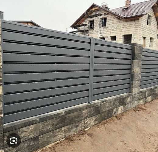 Паркан ранчо. Металеві огорожі. Ворота.