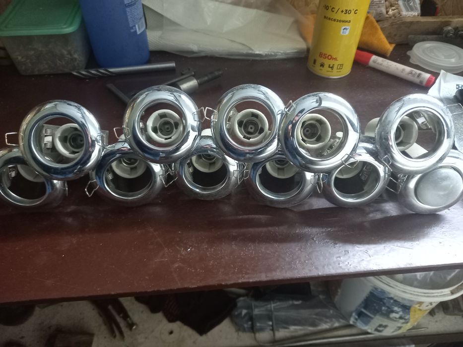 Продам потолочные светильники