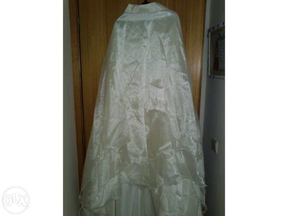Vestido de noiva em organza, cor pérola.