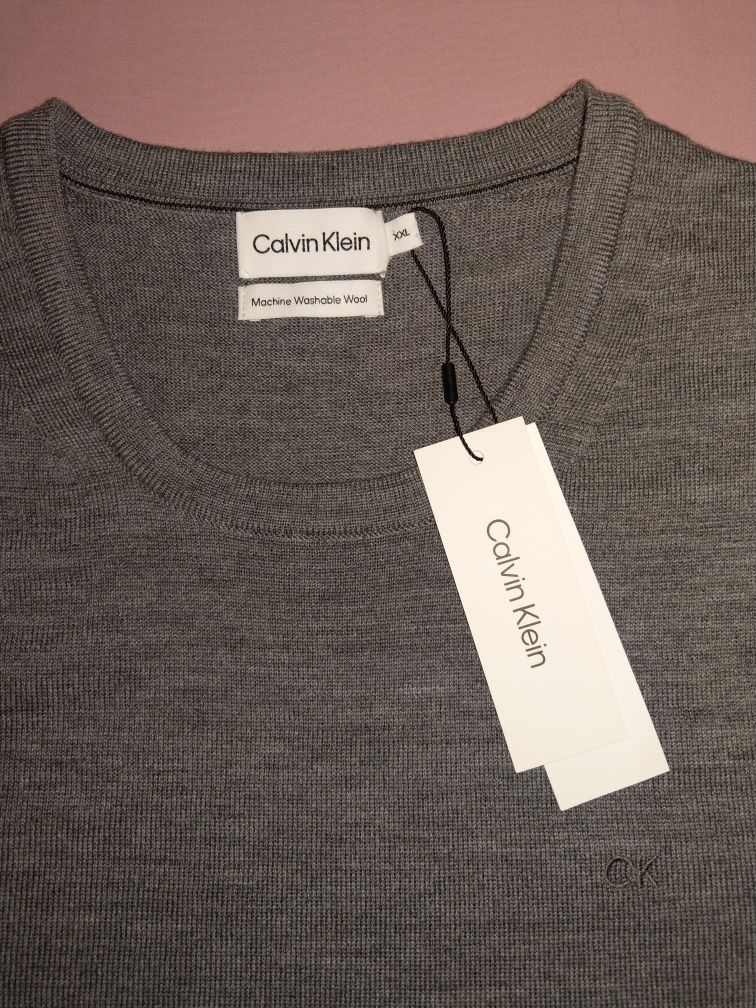 Wyprzedaż lekki swetr męski Calvin Klein.
