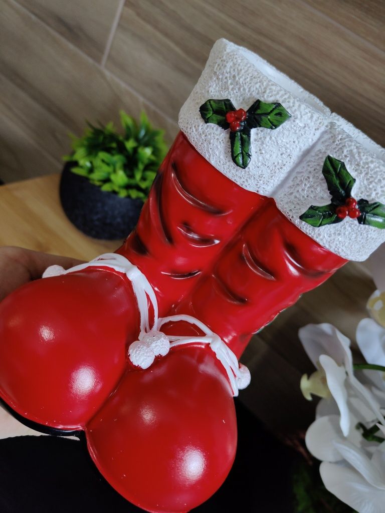 Czerwone świąteczne buciki ceramiczne