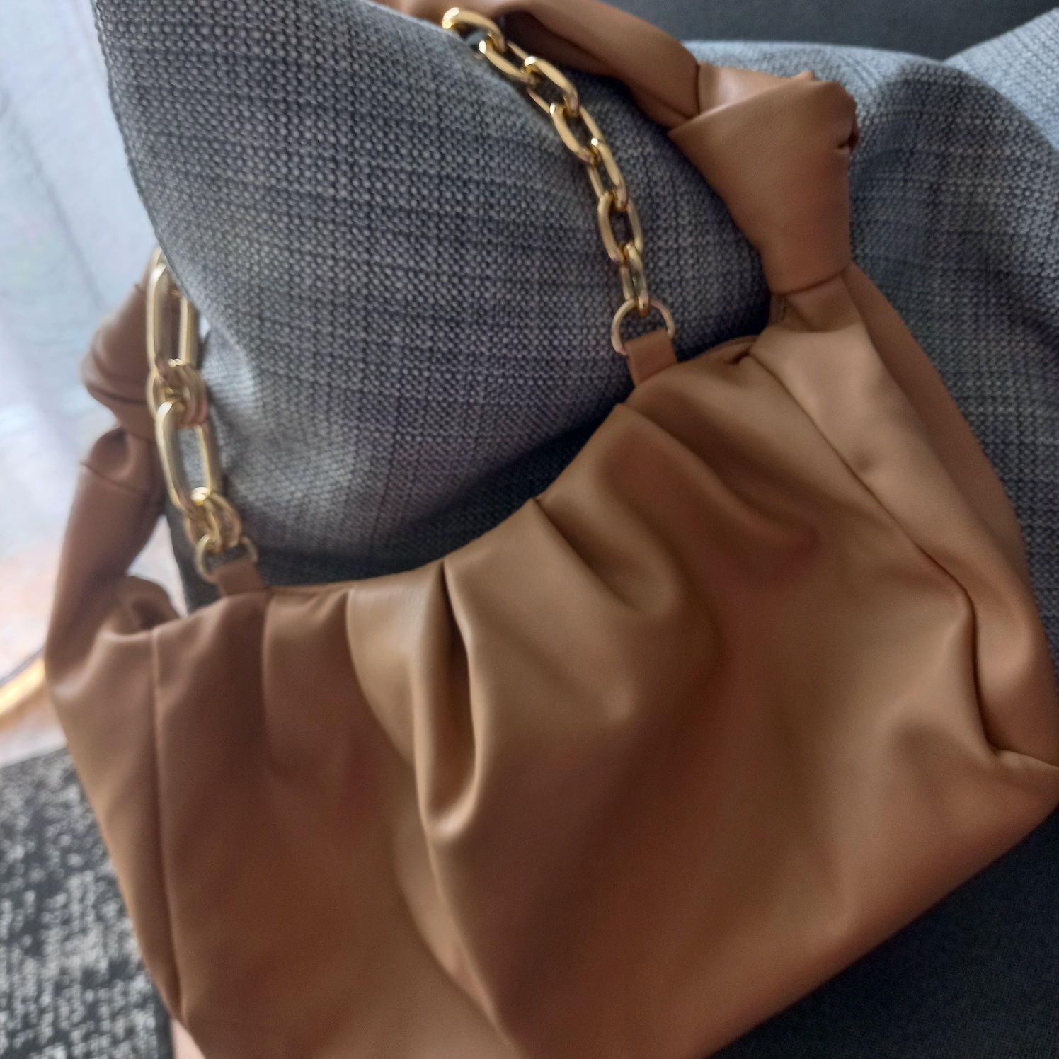 Carteira bege e dourado, marca Primark