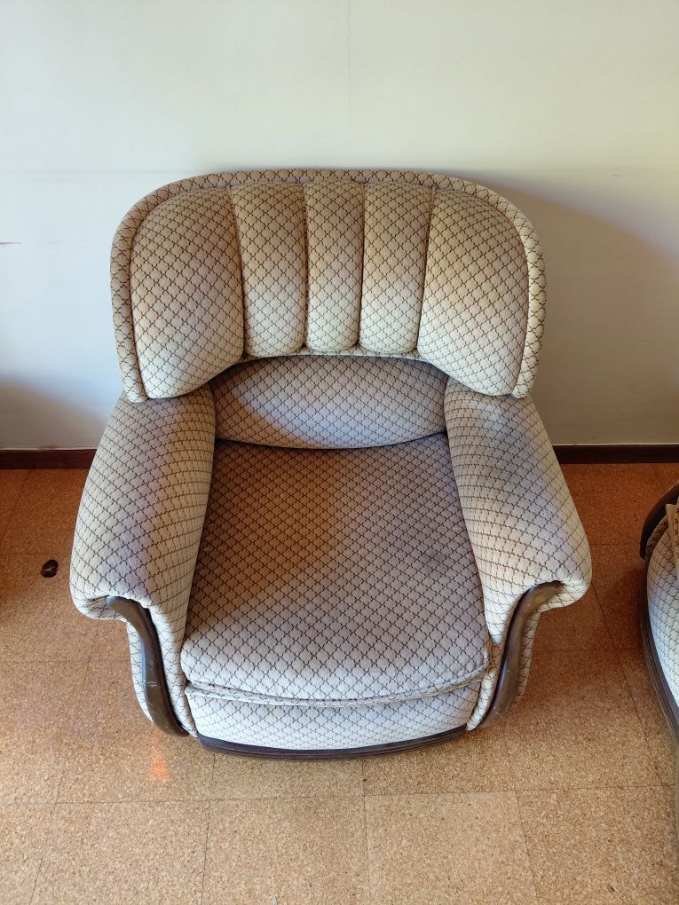 Conjunto de sofá cama e duas poltronas