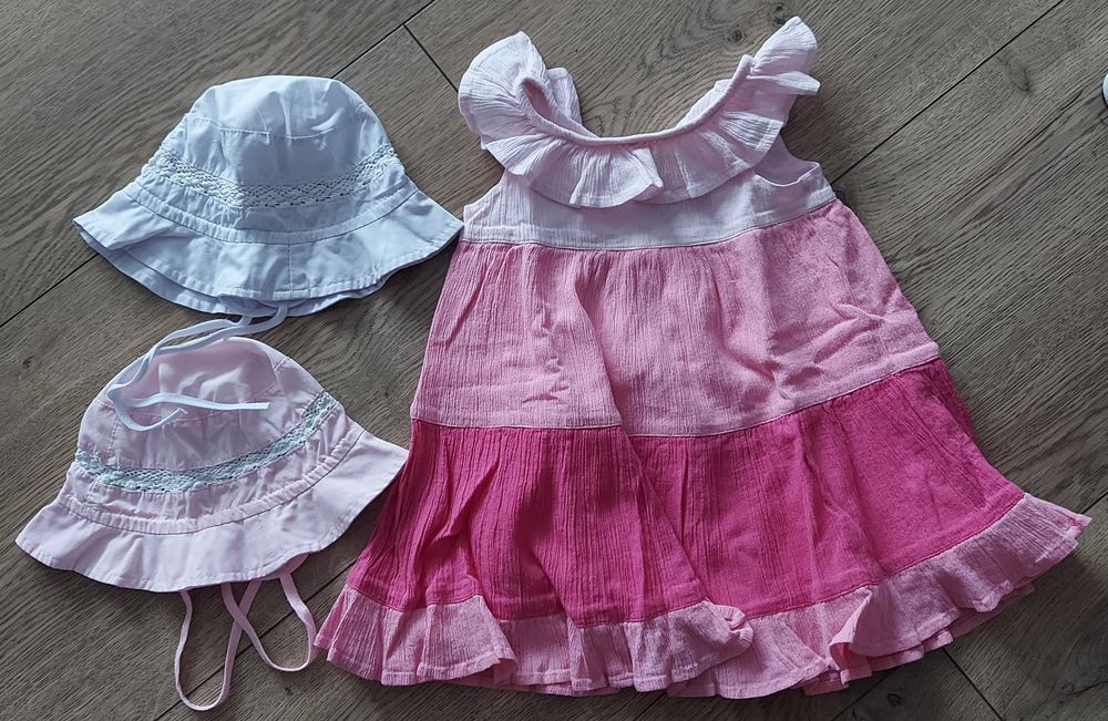 Sukienka i 2 czapeczki