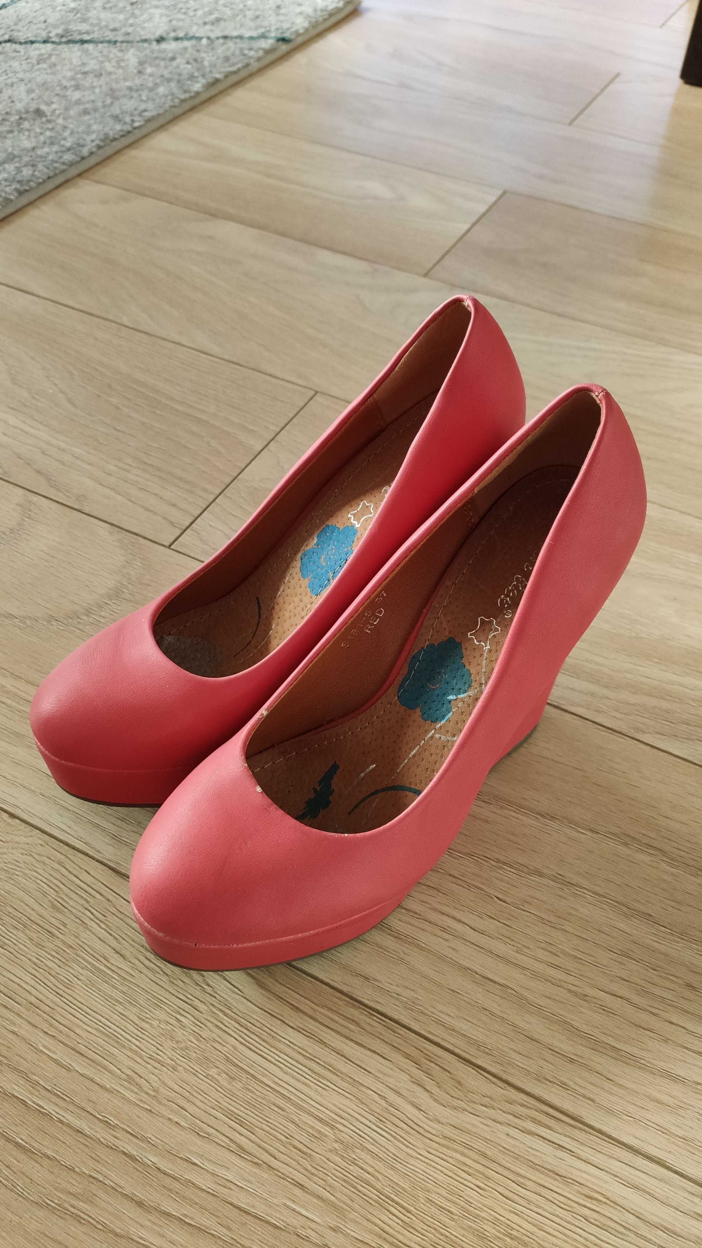 Czerwone buty na platformie