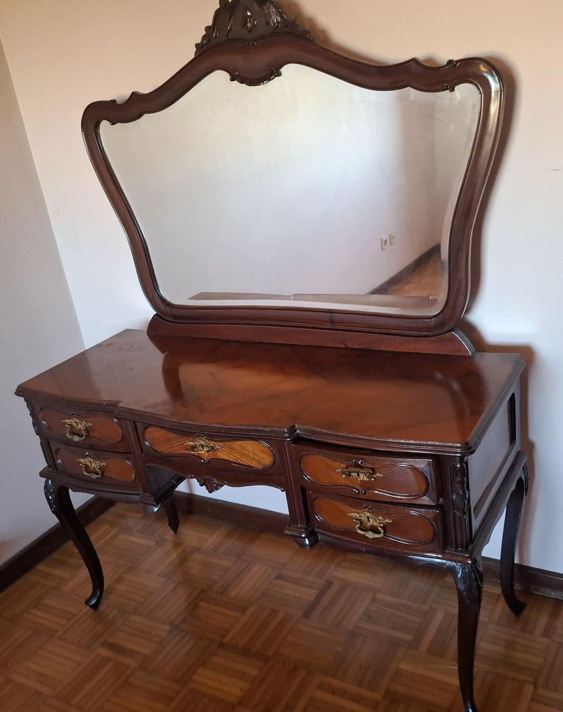Móvel de quarto com espelho