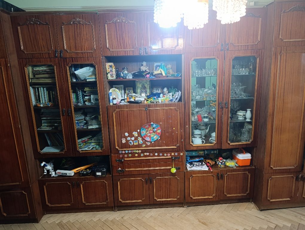 Стінка коричневого кольору.