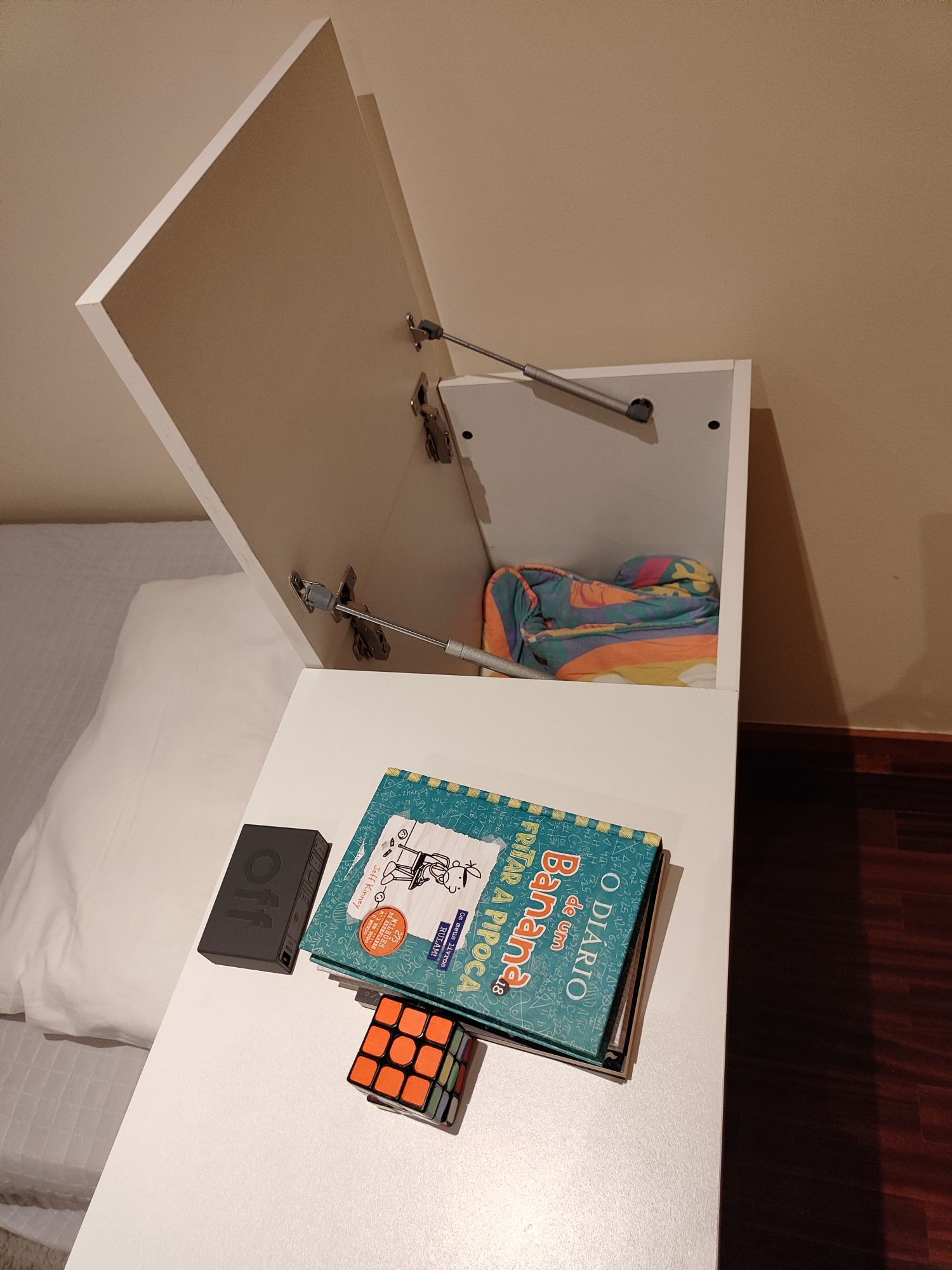 Mobiliário de quarto - cama com gavetão