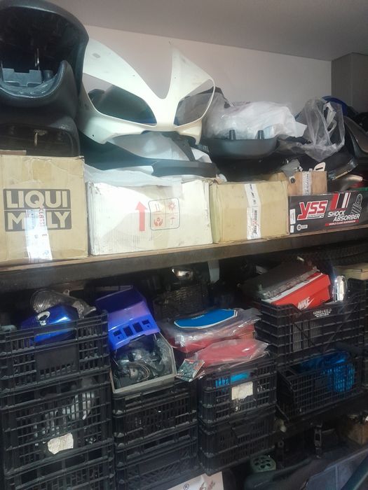 Vario material de várias motas em stock de oficina