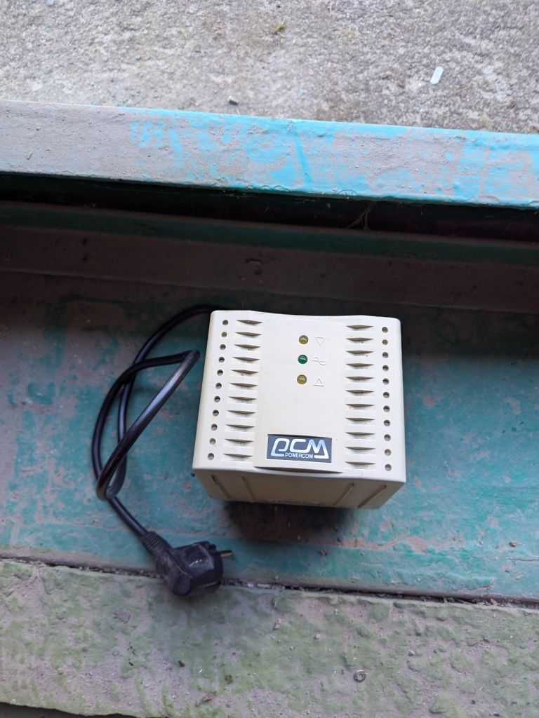 Стабилизатор Powercom TCA-1200 1200VA/600W  чистый синус 1/2 цены