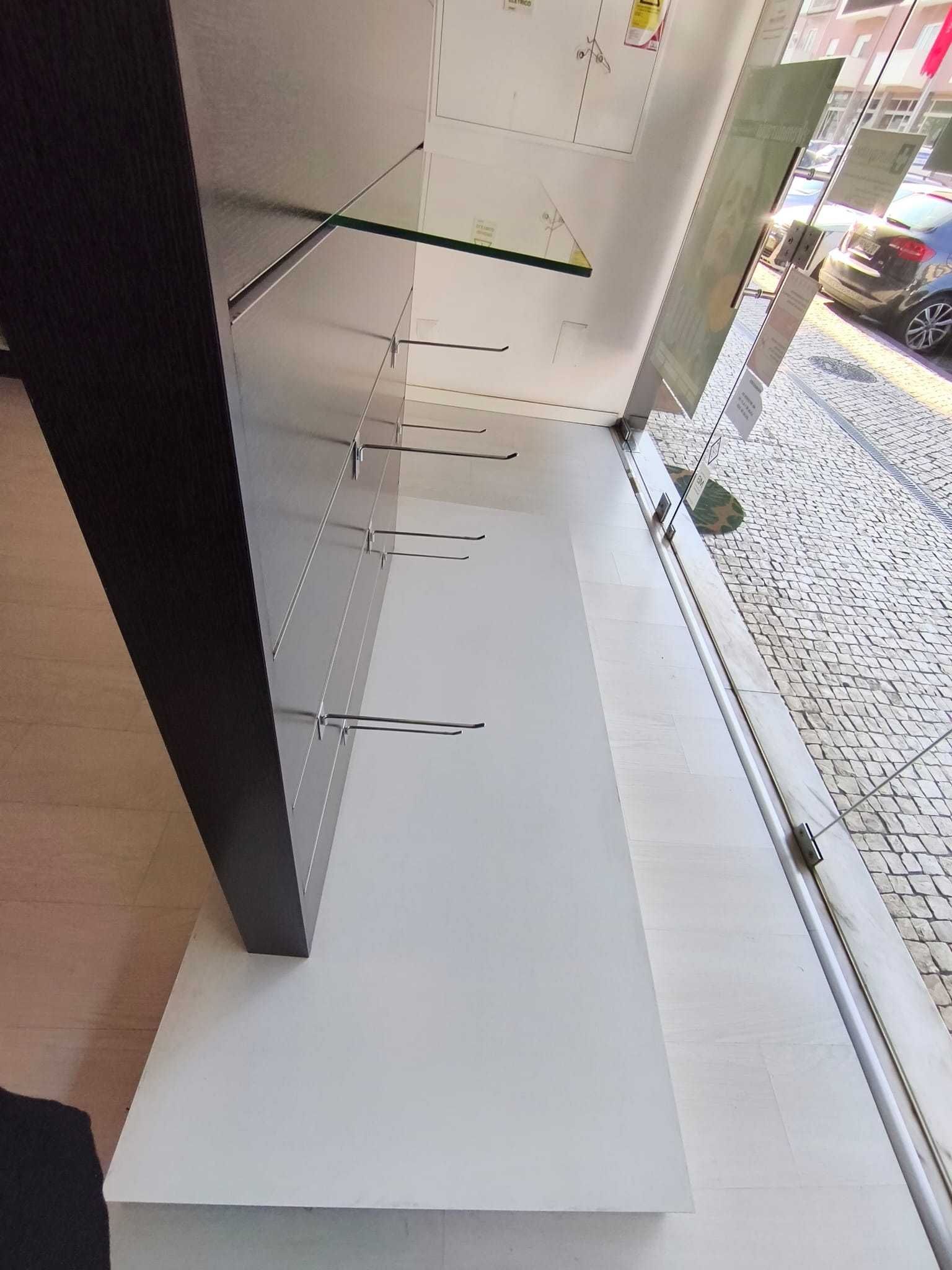 Móvel de Exposição com Estrado + Painel Ranhurado (vendo ASAP)