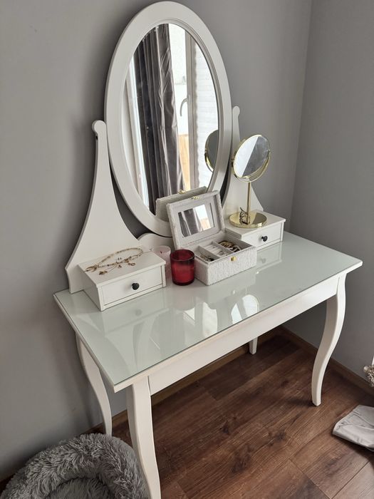 Estetyczna toaletka biała