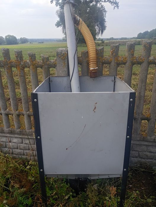 Kosz na pellet z podajnikiem