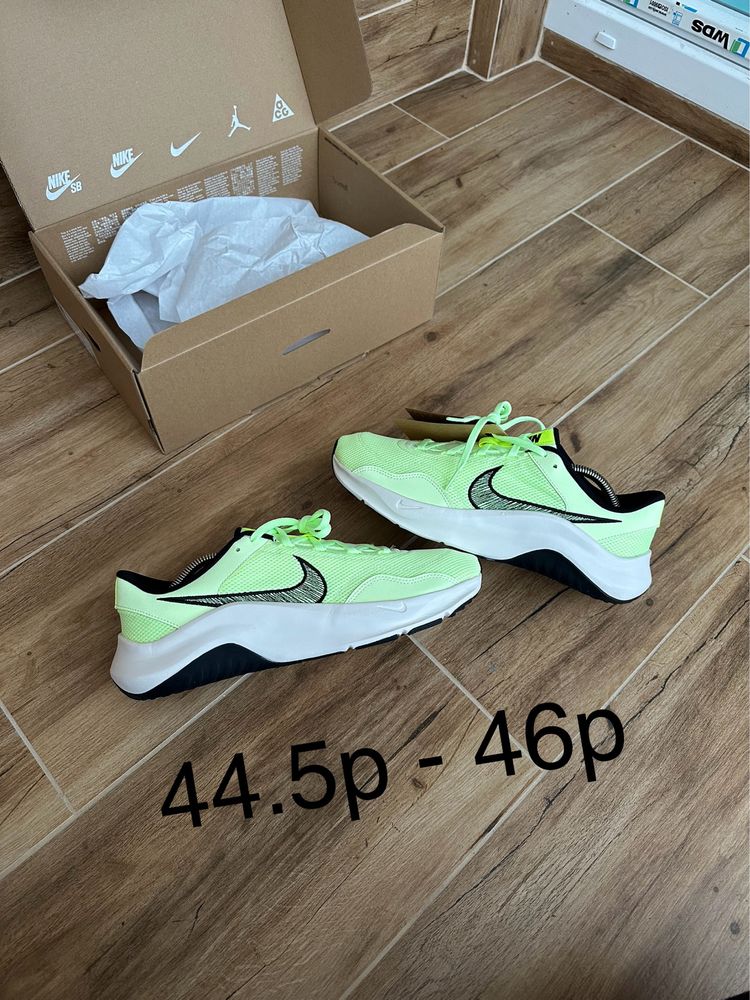 Кроссовки Nike Legend Essential