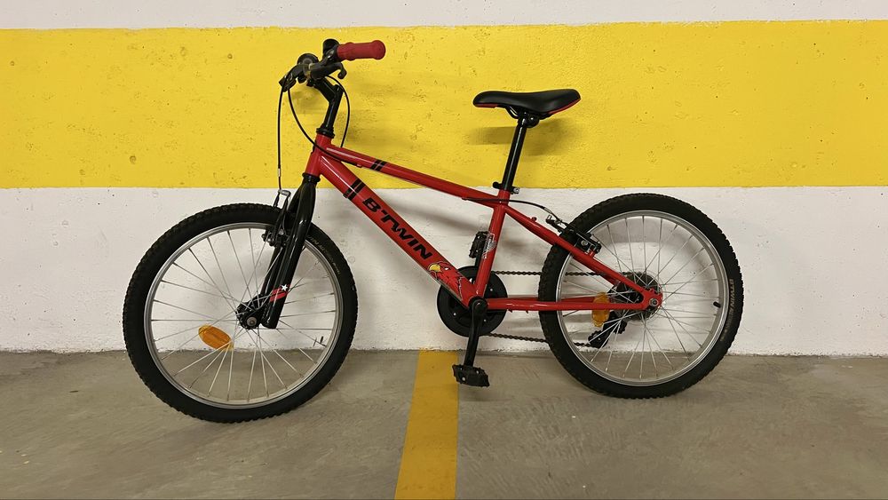 Bicicleta B’Twin RacingBoy 320 (20”) – 6/9 anos + capacete + luzes