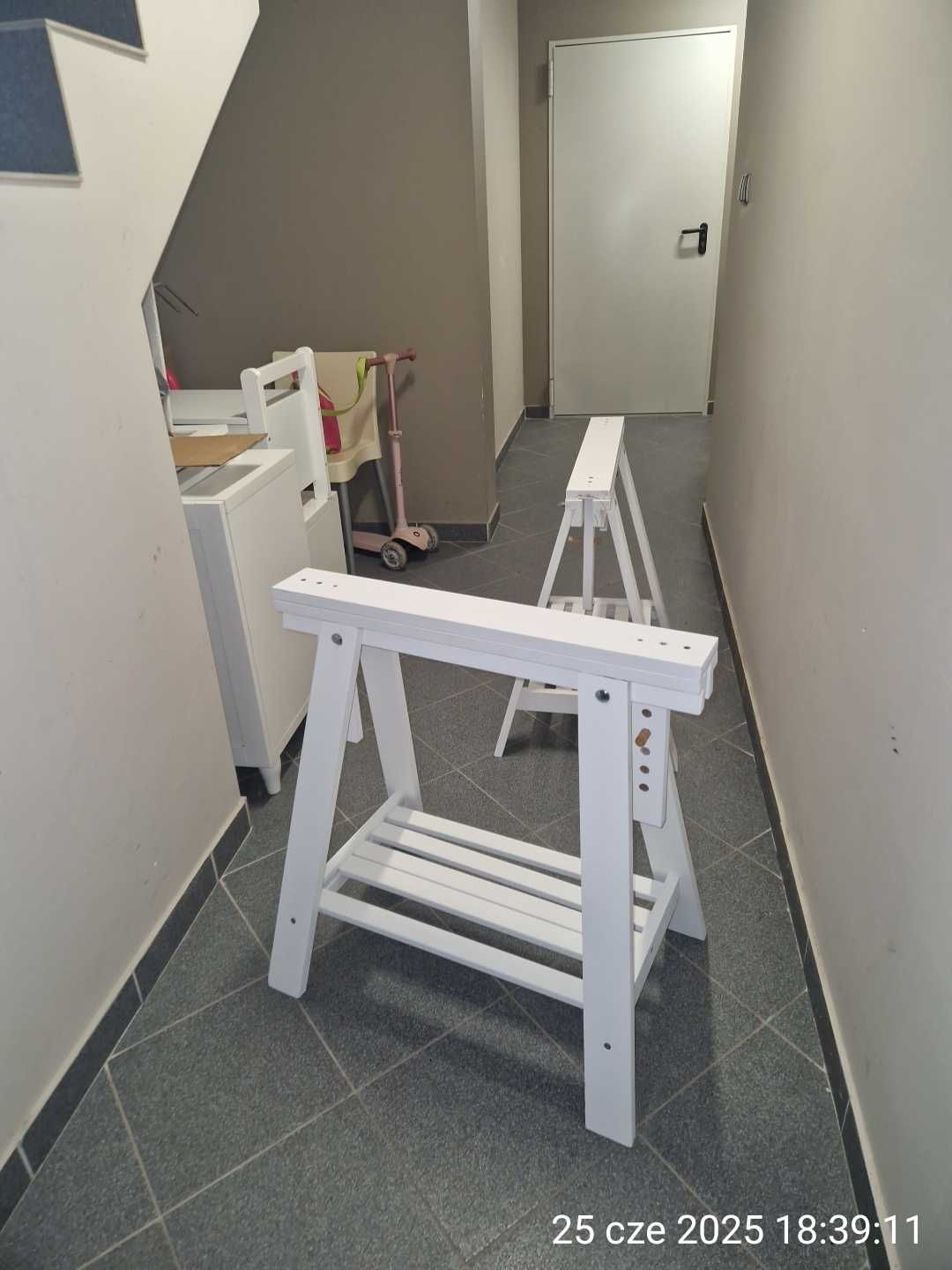 Kozły białe regulowane IKEA pod biurko