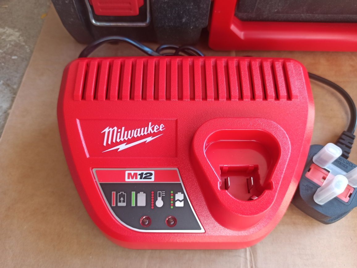 Klucz udarowy Milwaukee M12 FIW38 + Bateria 6.0ah + 2.0ah + ładowarka