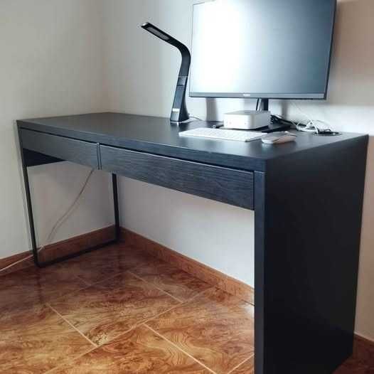 Secretária IKEA 142x50cm cor preto