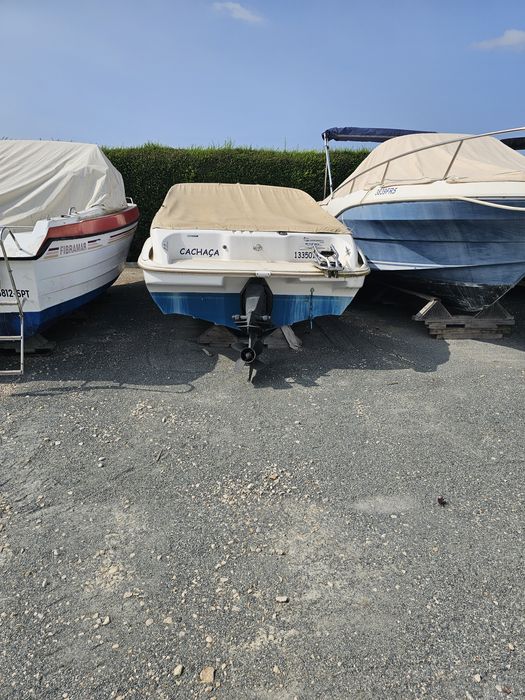 Lancha cabinada (primeiro registo 2015).