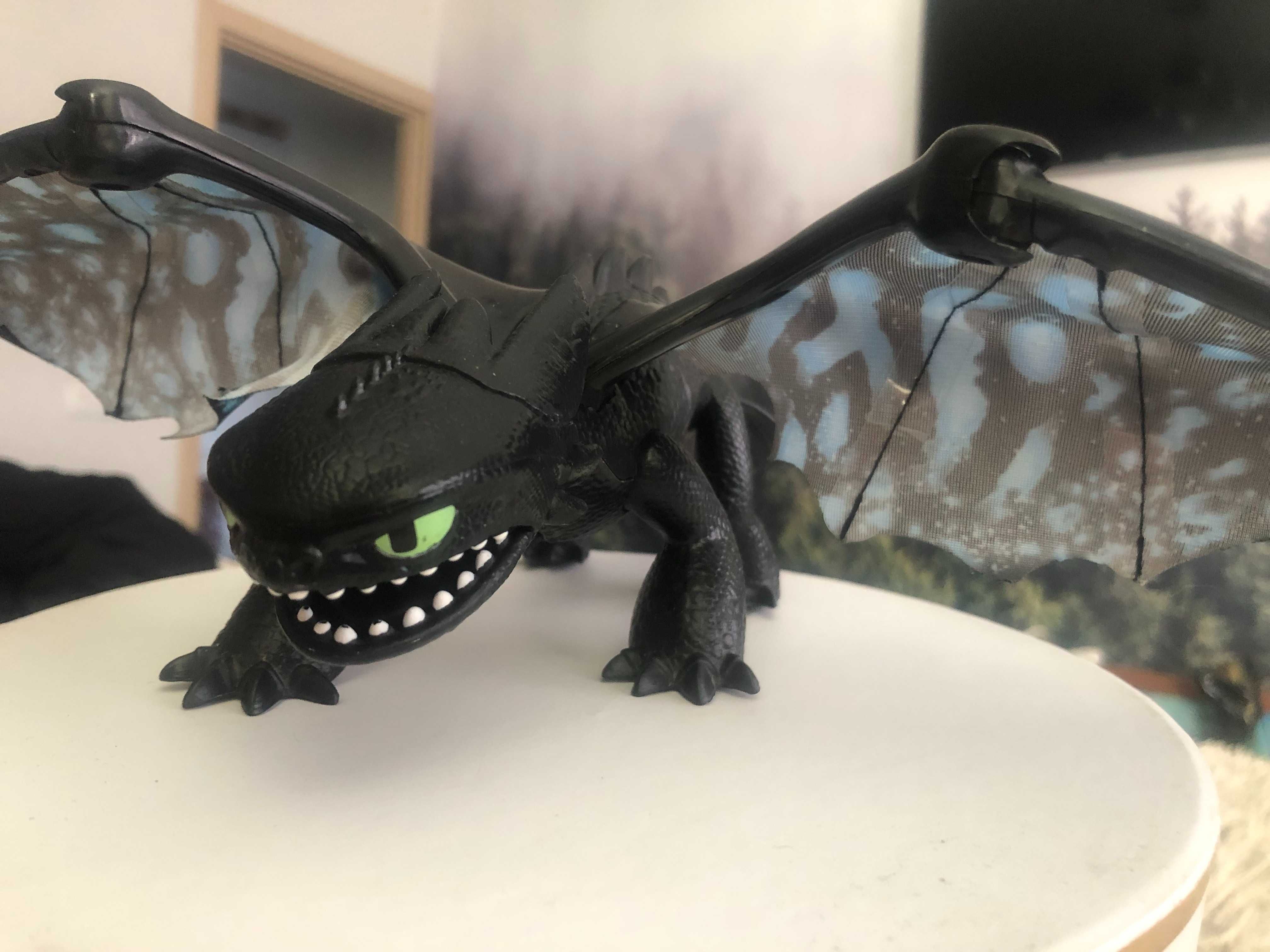 Беззубик Toothless и Тиранозавр