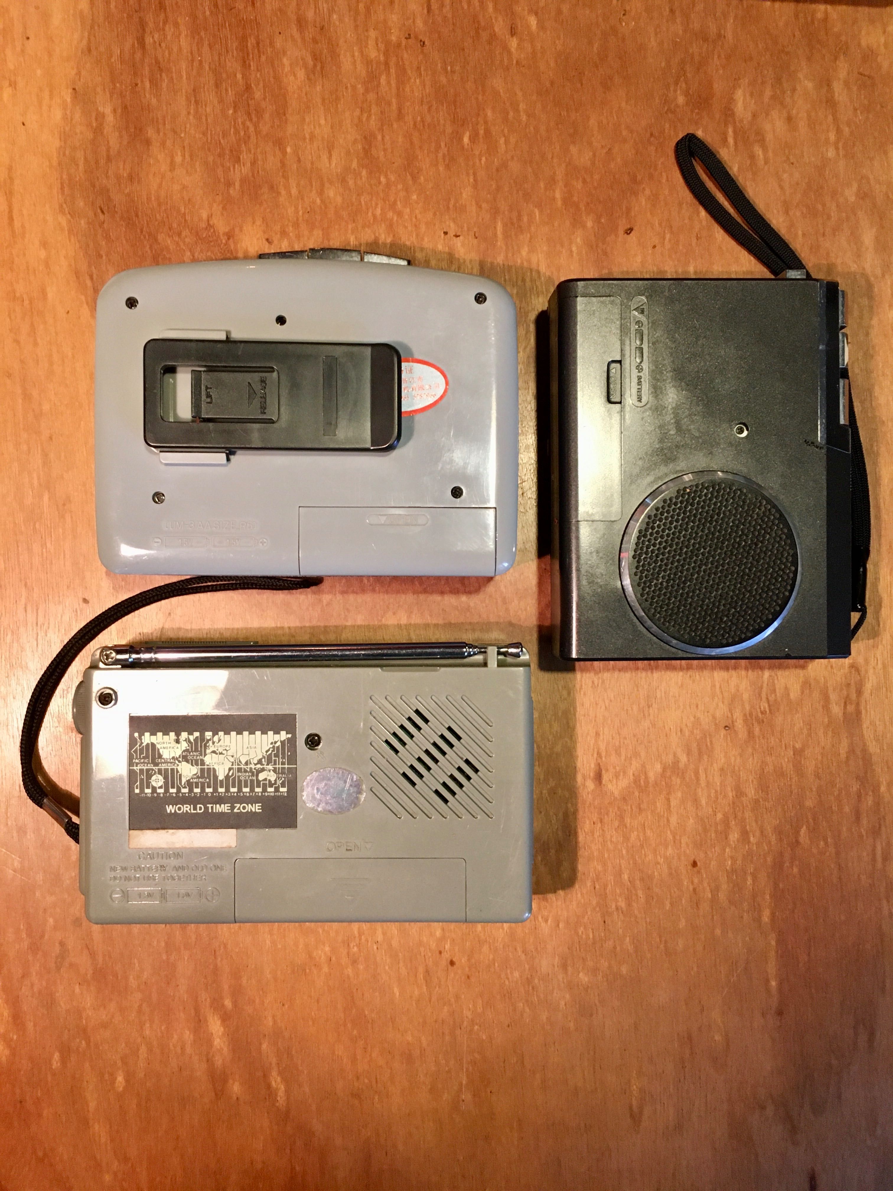 3 RÁDIOS - 2 com grav. de cassetes - Aiwa / Desun / Kaide