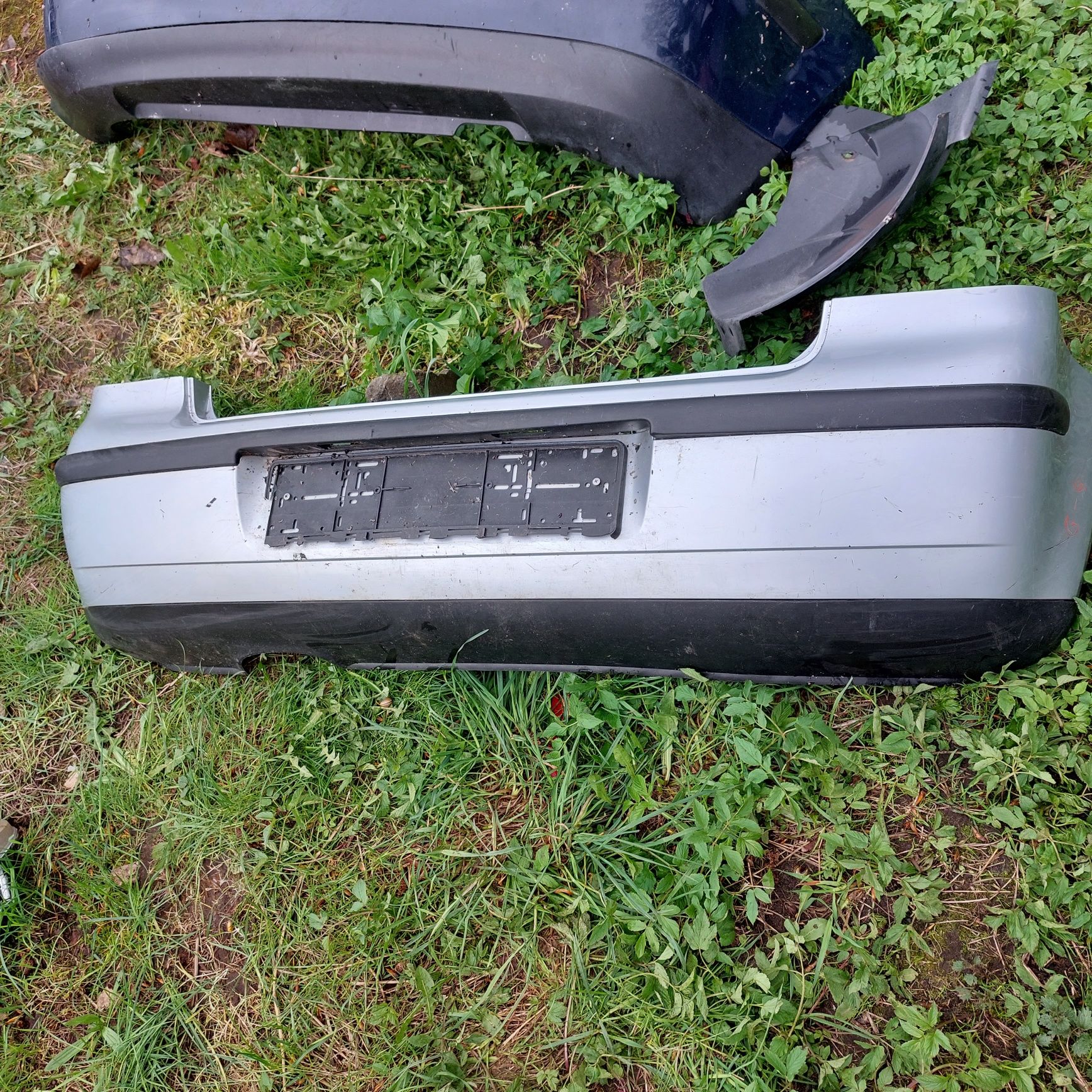 VW Golf 4 IV zderzak tyl srebrny