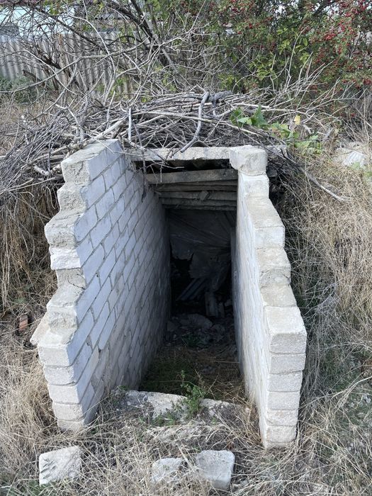 с. Каравелове (Каларово)  3км від міста,15 соток землі,4 кім-ти окремі