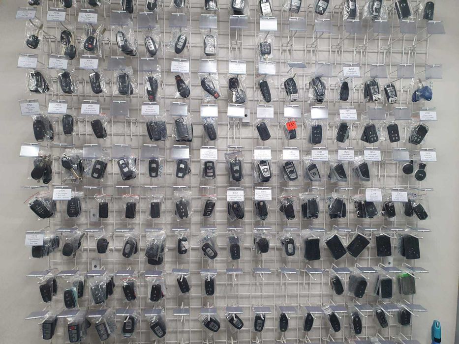 Виготовлення дублікатів ключів з чіпом, ремонт замків, склопідйомників