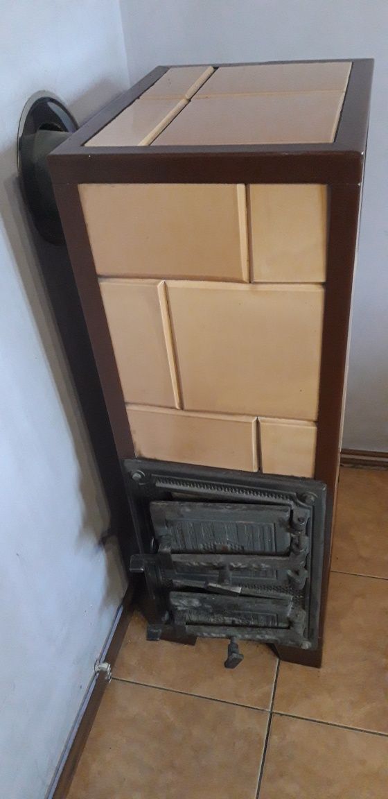 Mały piec kaflowy wolnostojący do przeniesienia  w dobrym stanie 104/4
