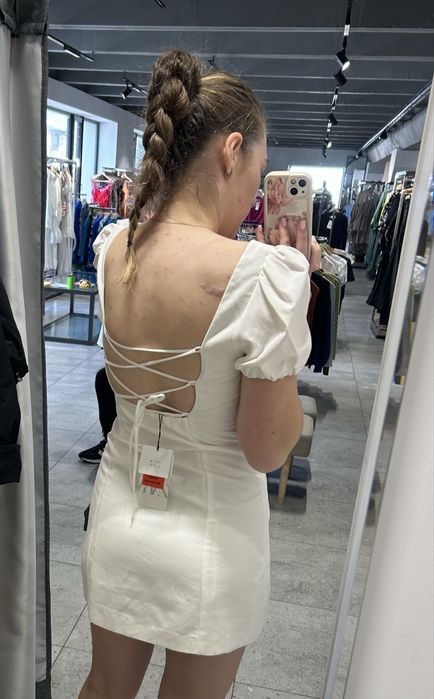 Сукня з голою спинкою на завʼязках